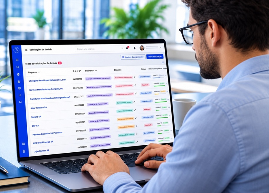 Compliance officer acompanhando alertas de monitoramento contínuo de terceiros em painel de risco