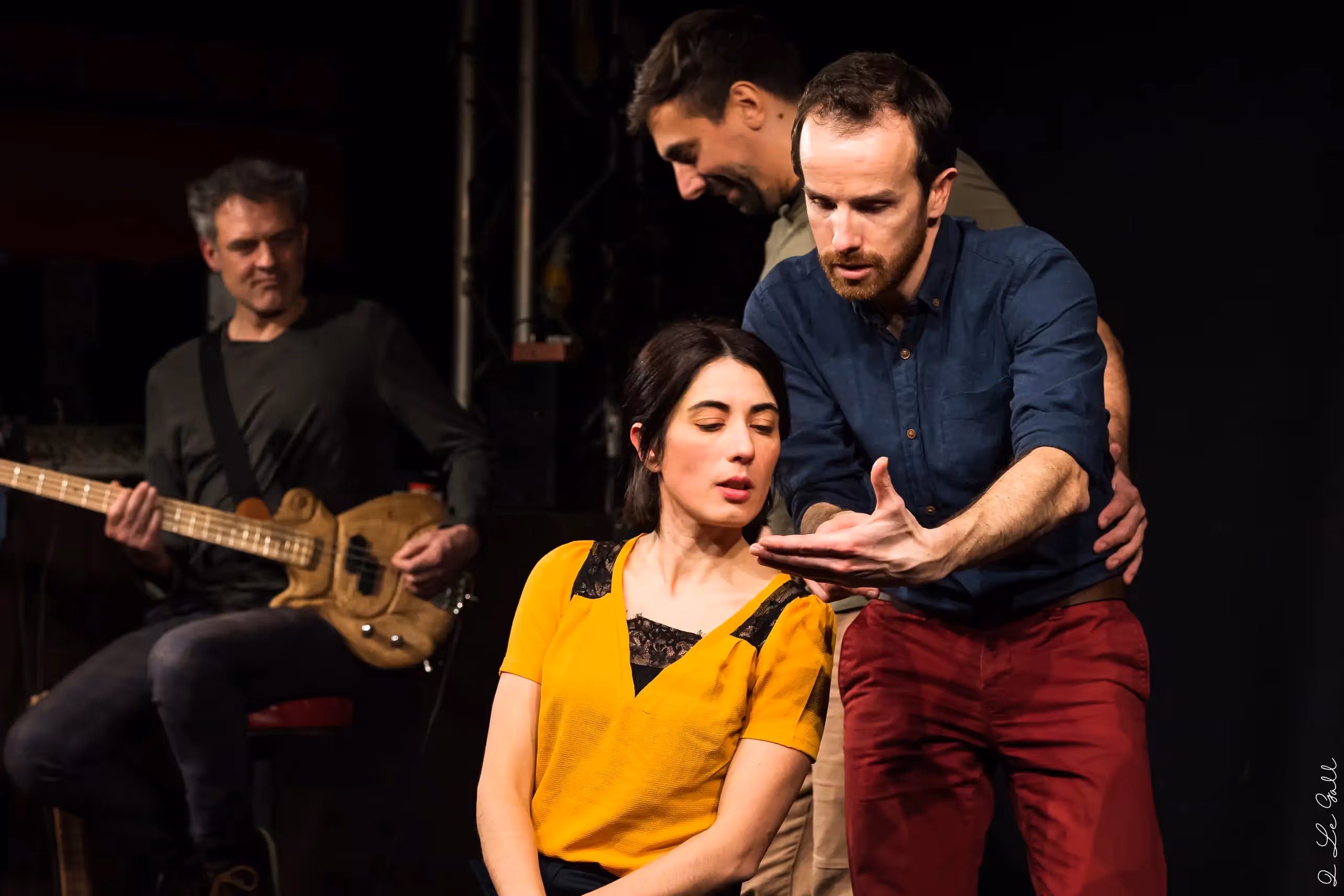 4 comédiens sur scène en art théâtrale