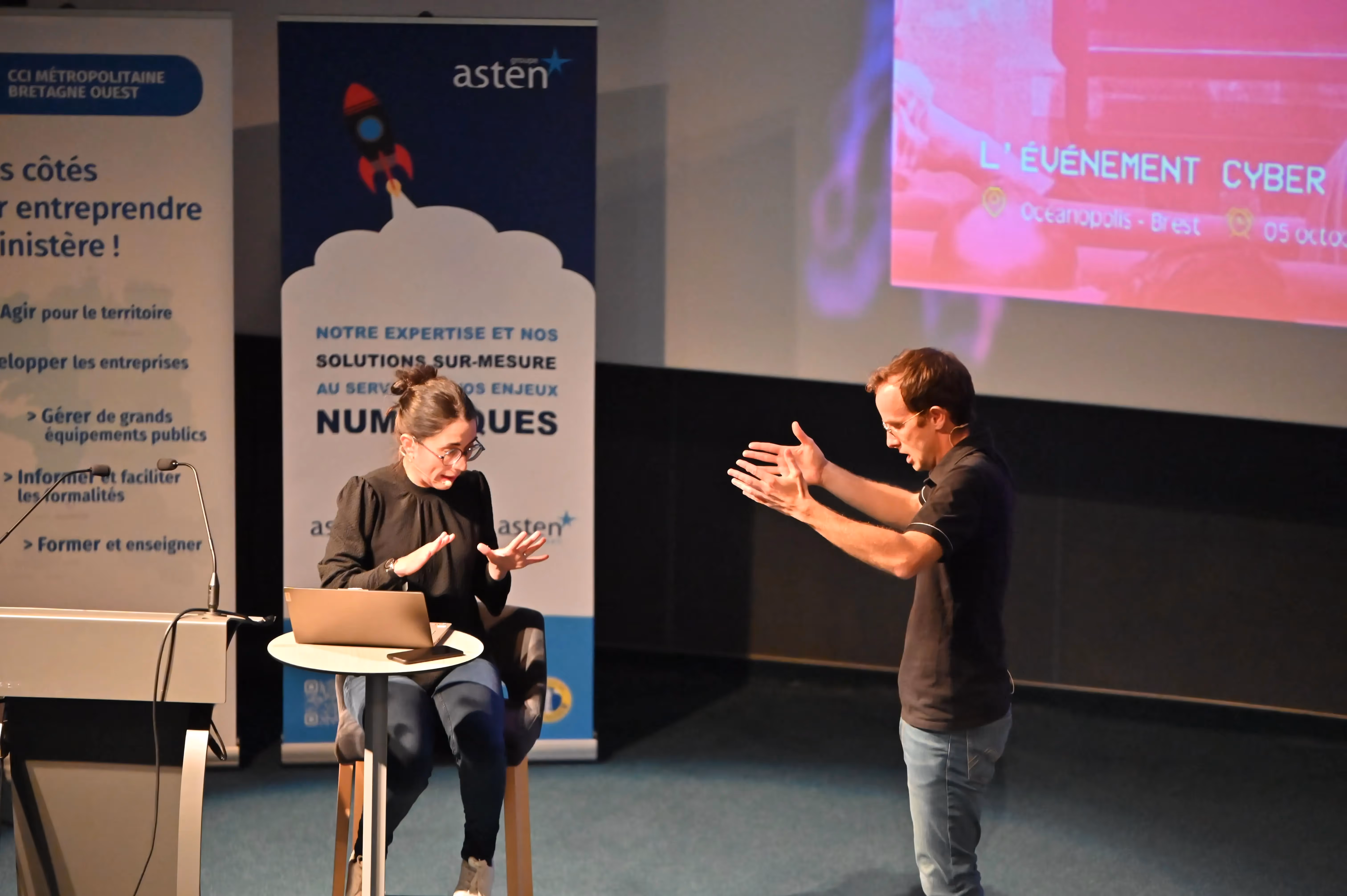 Romain et Pamela en représentation théâtrale d'improvisation