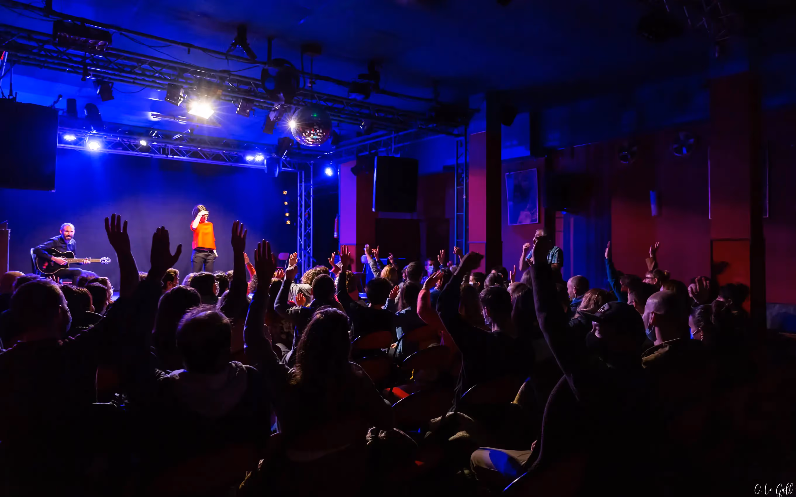 Cabaret Vaubant à Brest, rempli par la foule pour le spectacle "tout le monde improvise" d'Impro Infini
