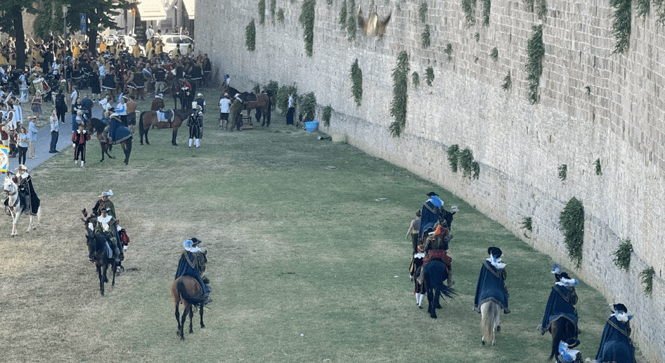 Photo of medieval reenactors riding hores in Pisa with animated highlights.