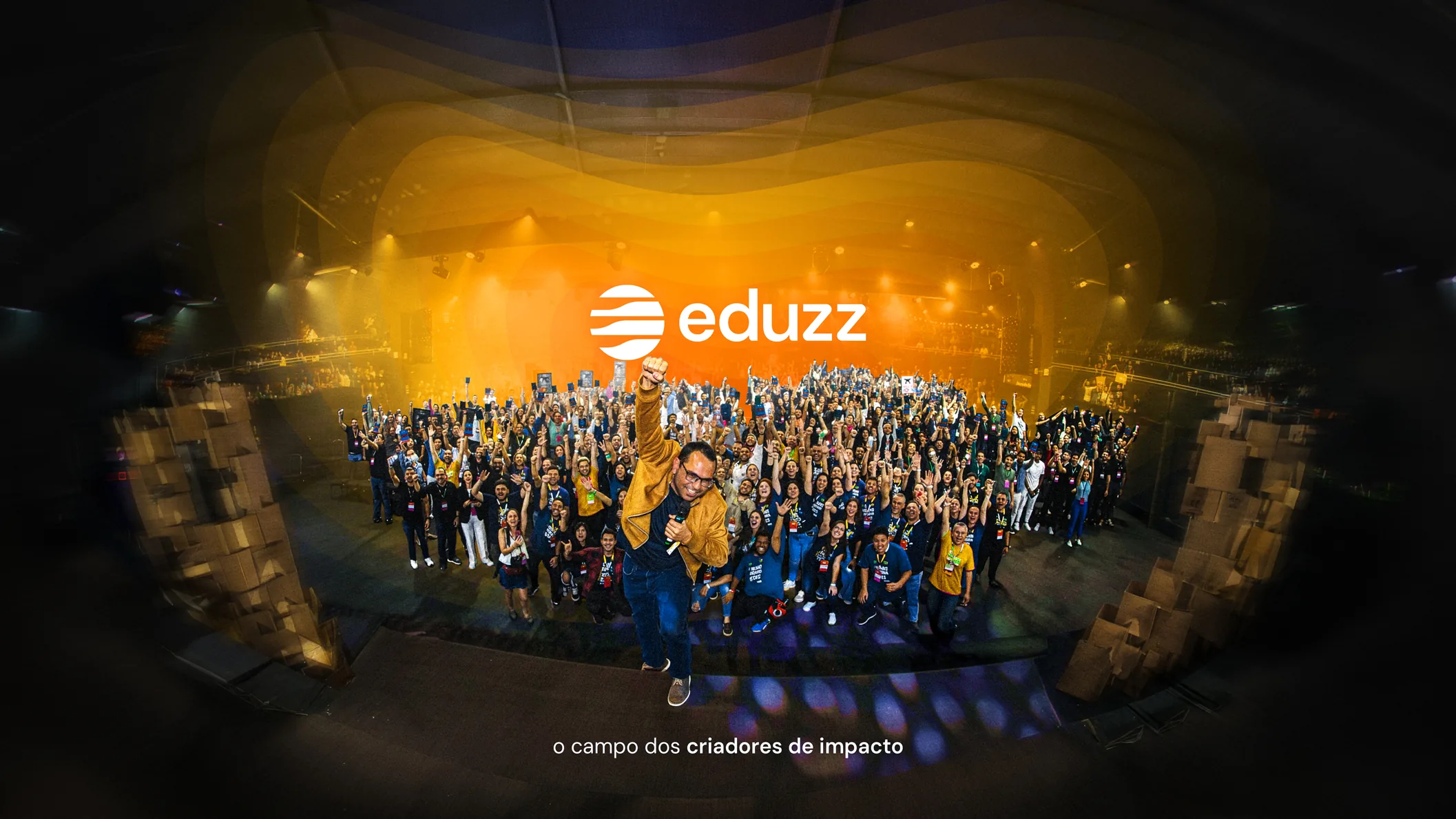 Plateia de braços erguidos em evento da Eduzz