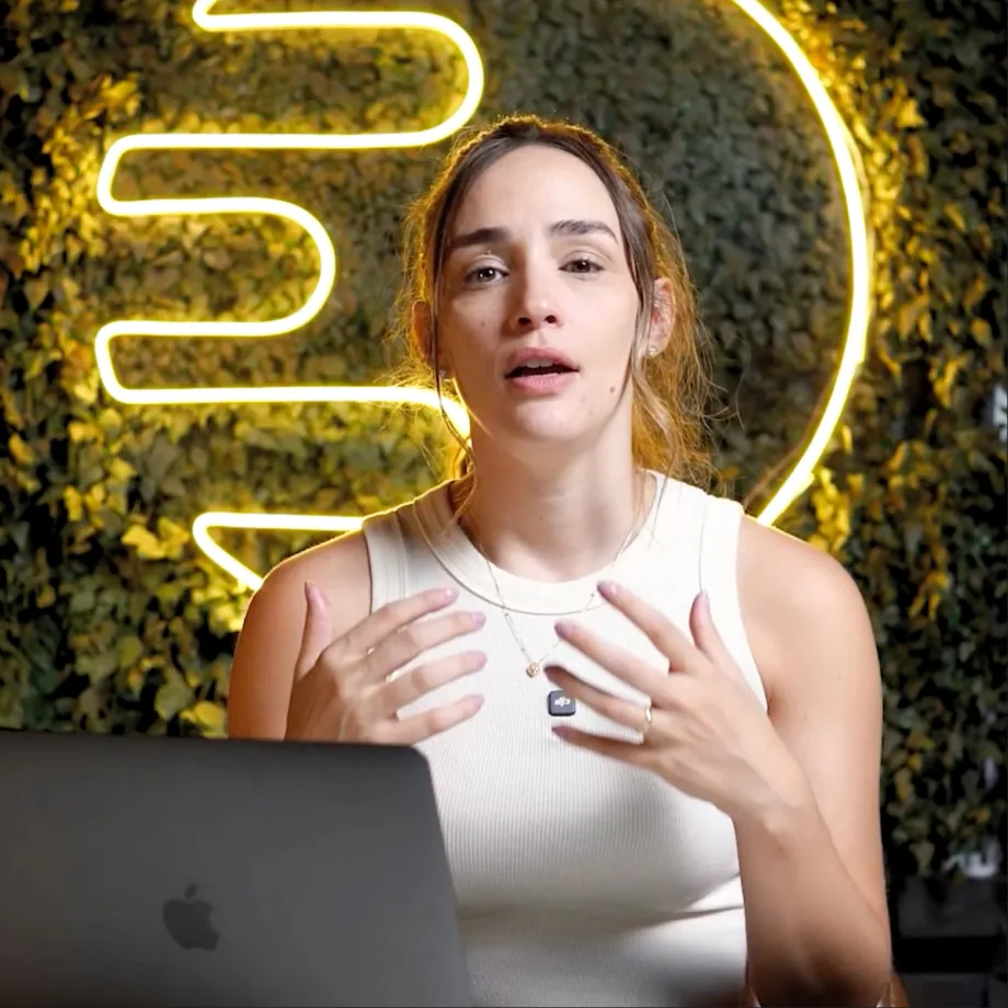 Criadora falando para a câmera durante uma gravação
