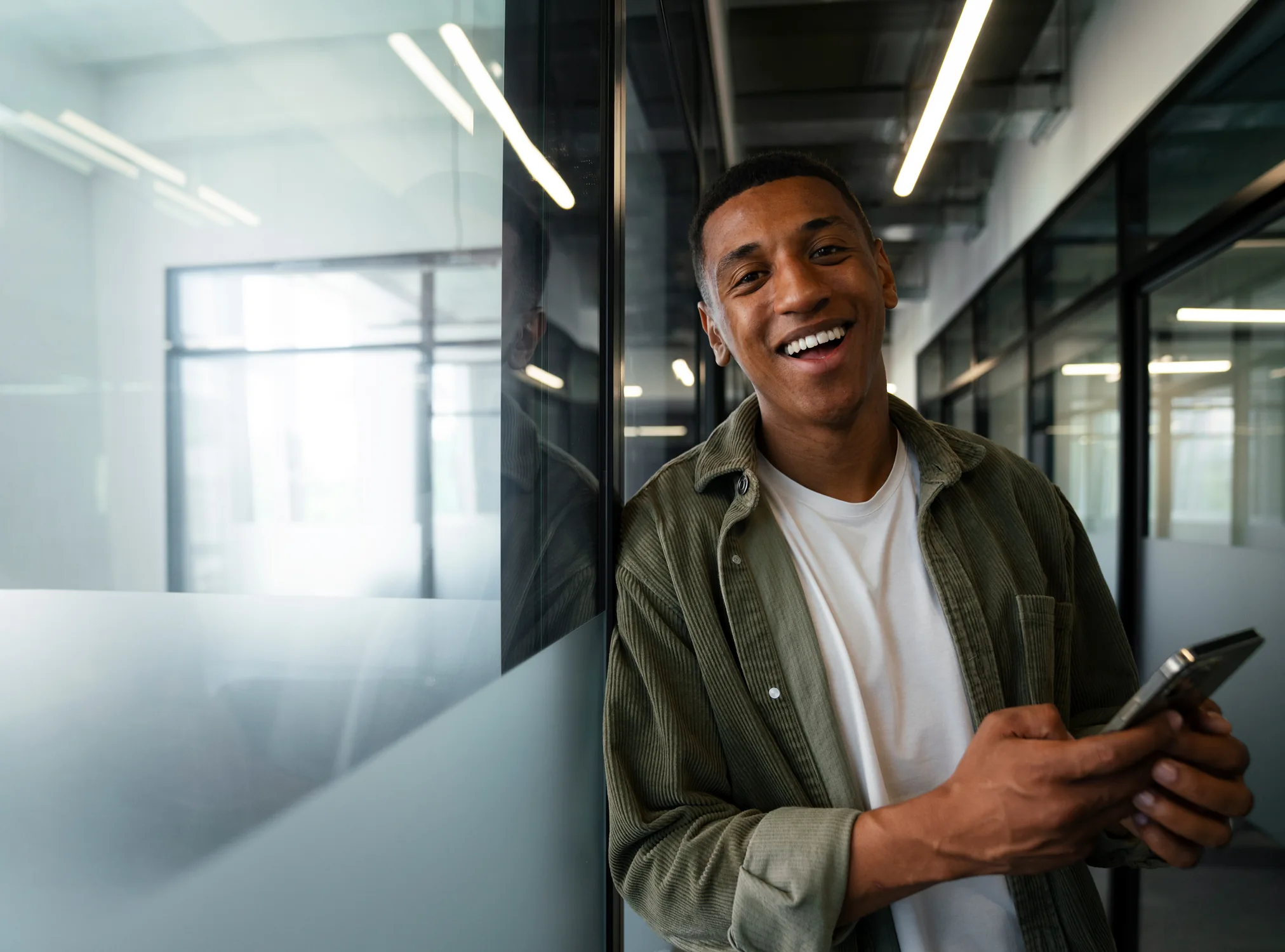 Pessoa sorrindo em um ambiente de trabalho