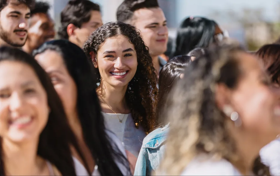 Grupo de participantes sorrindo lado a lado durante um evento