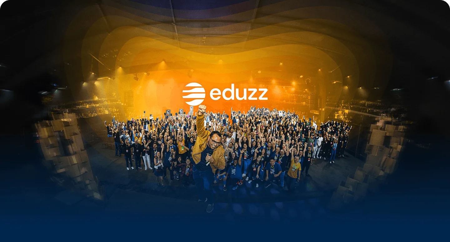 Plateia de braços erguidos em evento da Eduzz