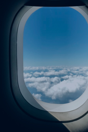 Avión despegando hacia un nuevo destino