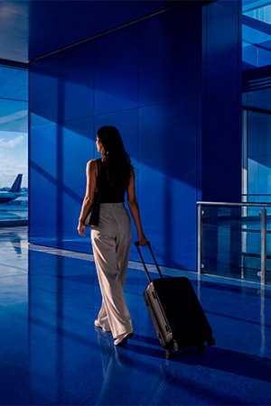 Persona caminando con maleta en aeropuerto