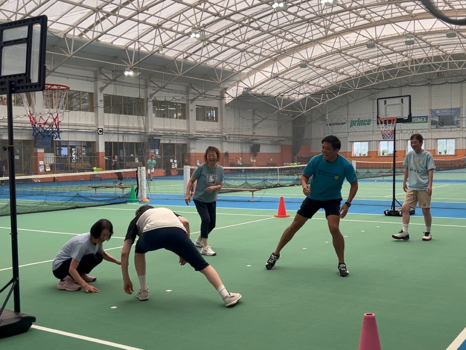 笑いながら準備運動をする参加者たち