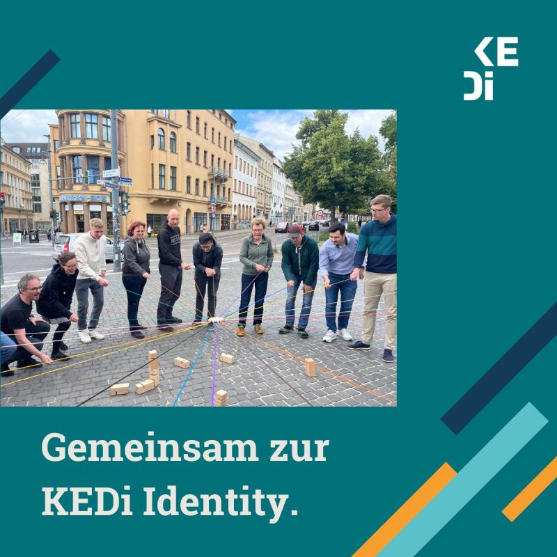Team von KEDi Kolleg:innen bei einem Identitäts-Workshop mit die.agilen – gemeinsames Arbeiten an Werten und Zusammenarbeit.