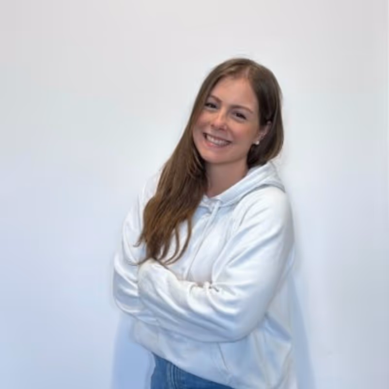 Teilnehmerin des Certified OKR Master Trainings steht lächelnd vor einer hellen Wand – Testimonial zur Ausbildung bei die.agilen.