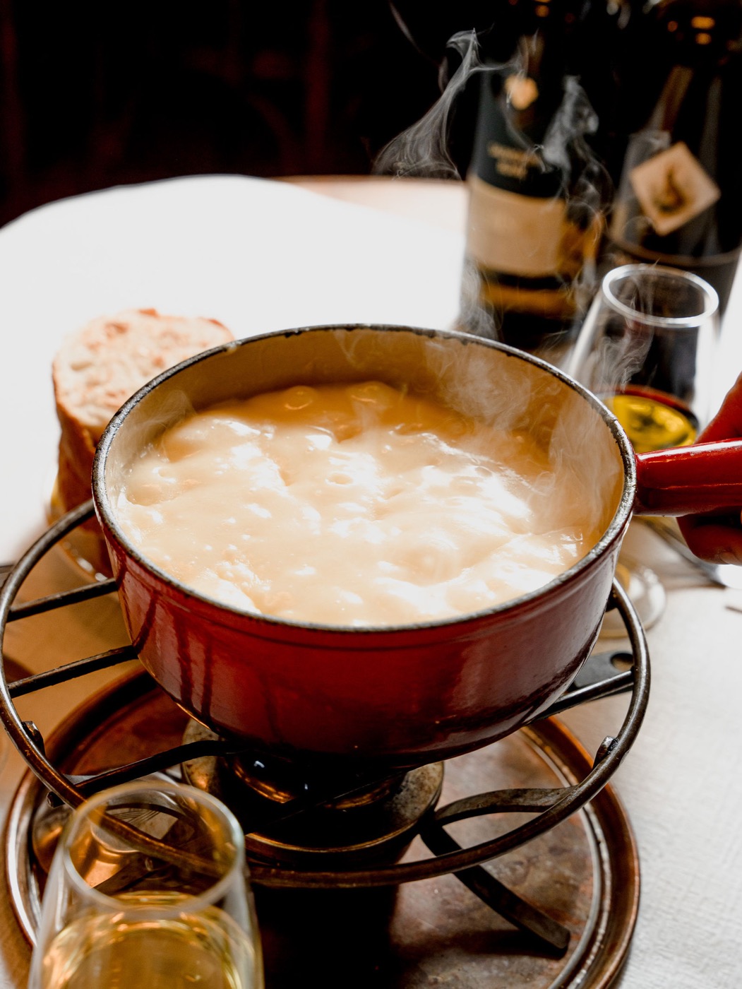 La fondue du Café du Soleil dans son caquelon rouge