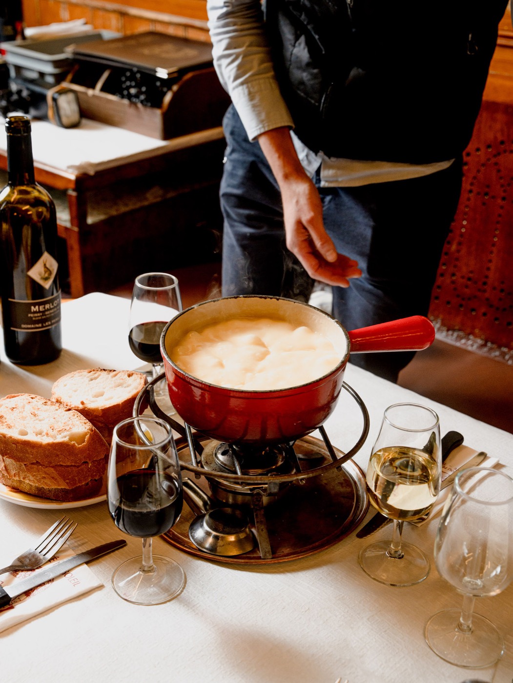 Le service d’une fondue au Café du Soleil