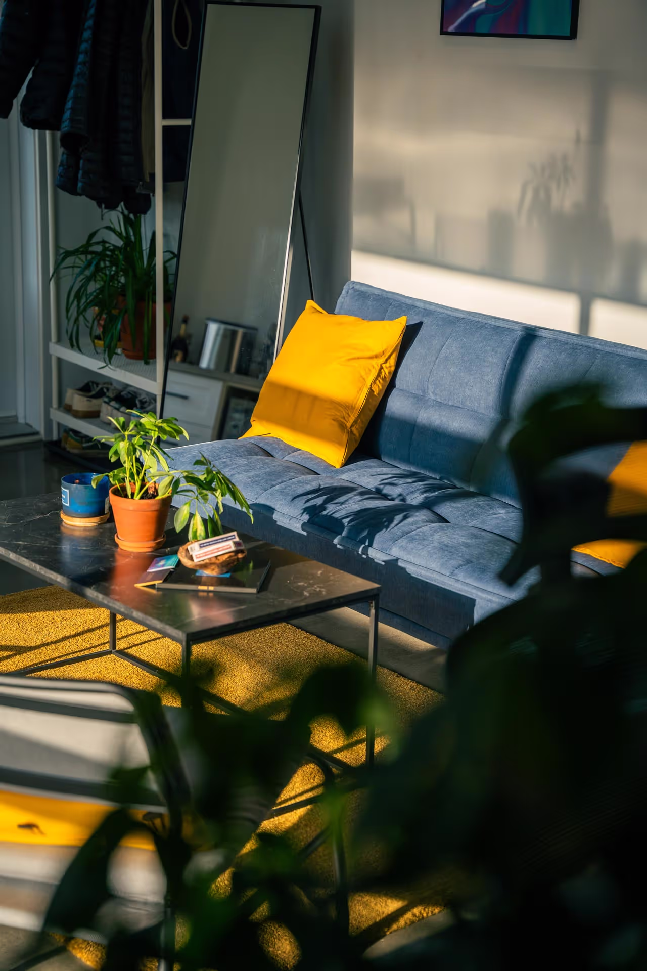 Espace de coworking lumineux à aire ouverte.