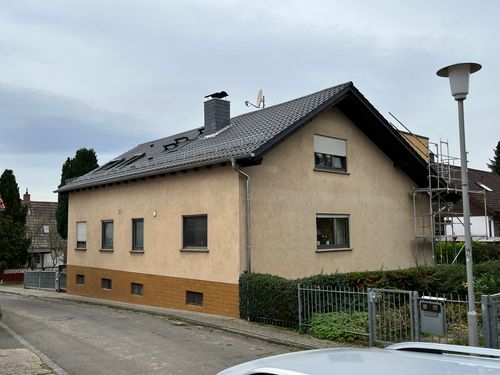 Ein etwas älteres Haus mit einem neuen und elegantem Dach.