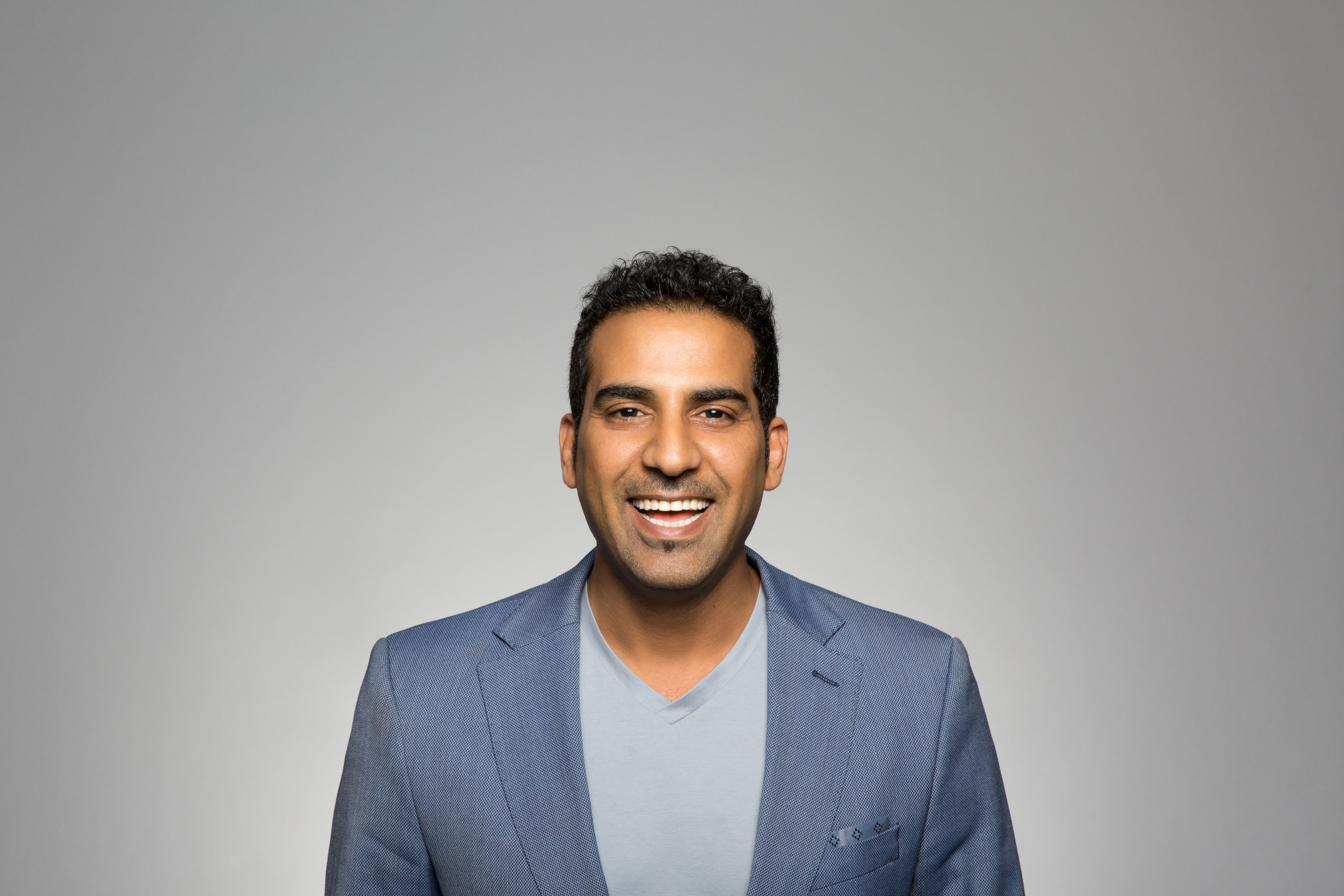 In today's competitive professional landscape, your LinkedIn profile picture holds the key to making a memorable first impression. To stand out to potential employers, clients, and collaborators, mastering your profile photo is essential. With the help of cutting-edge AI technology, you can optimize every aspect of your image, from lighting to composition, ensuring a flawless and attention-grabbing headshot.
This article delves into indispensable LinkedIn profile picture tips to guarantee your success. It also introduces AI SuitUp, a tool that leverages AI to elevate your personal brand to extraordinary heights.