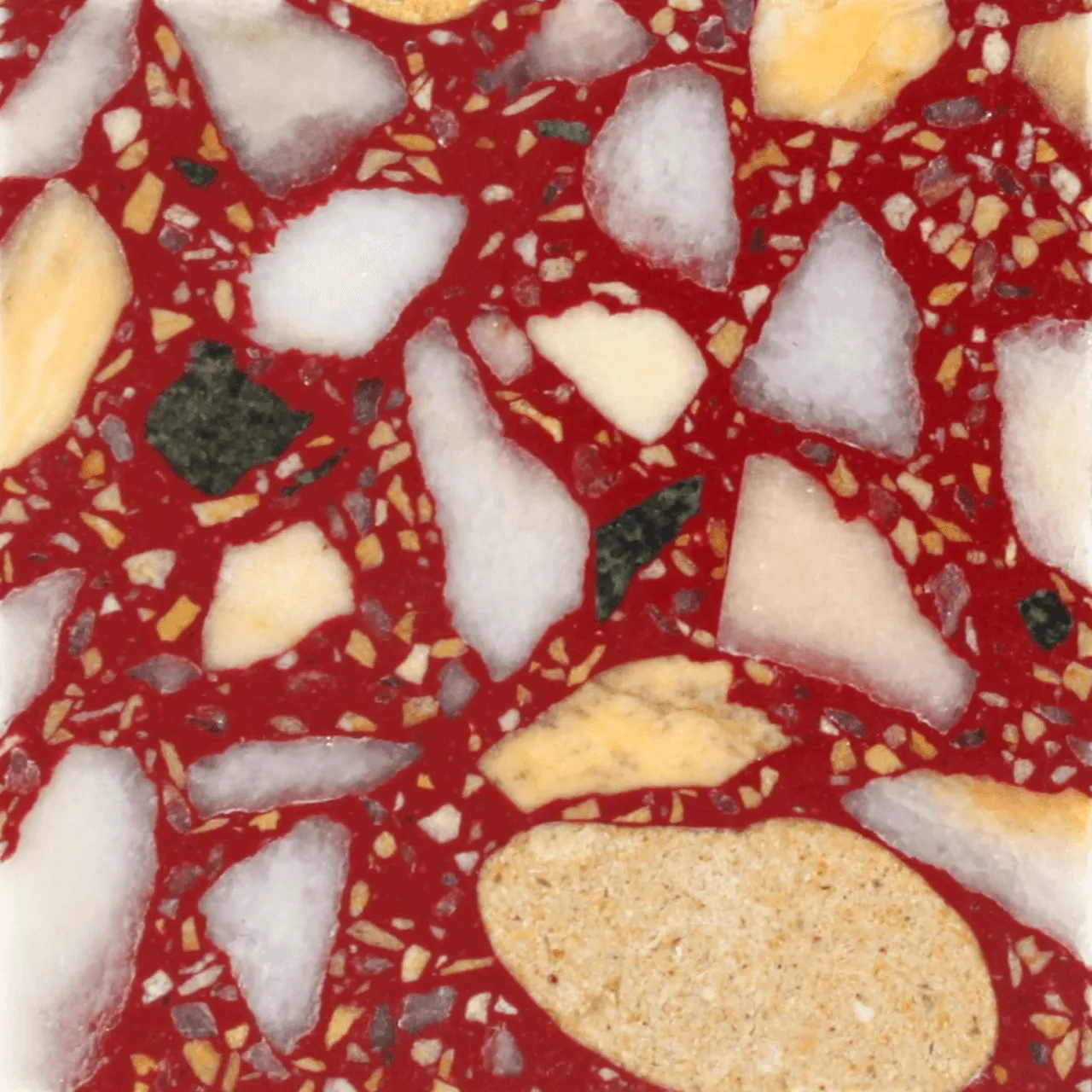 amostra de terrazzo veneziano com base epóxi na cor vermelho e inertes mármore branco e amarelo / venetian terrazzo sample in epoxy base with red color and marble stones.
