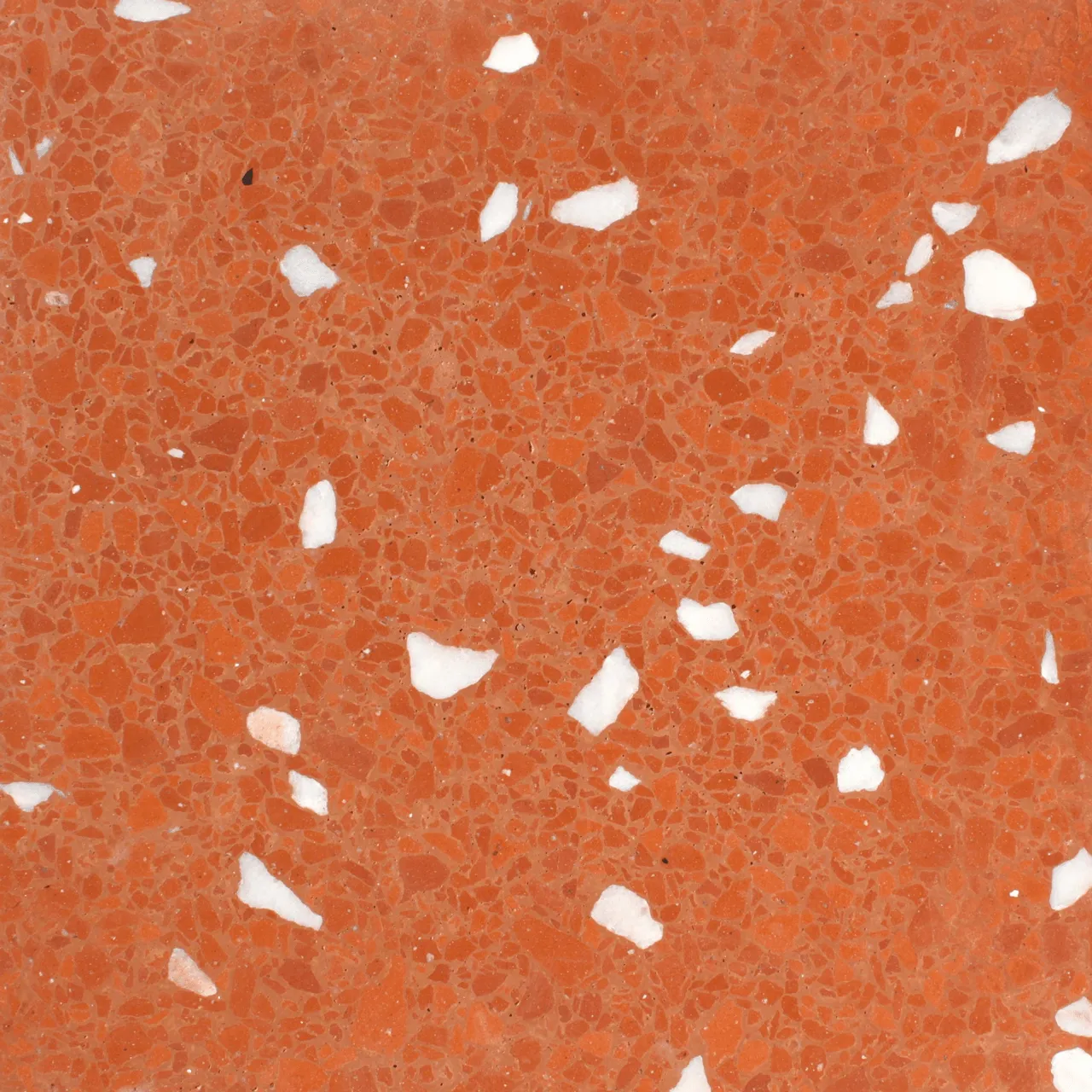 terrazzo com base de cimento com pigmentos naturais em tons laranja e inertes em tijolo e porcelana reciclados / cement based terrazzo, colored with natural orange pigments and recycled brick and porcelain aggregates.
