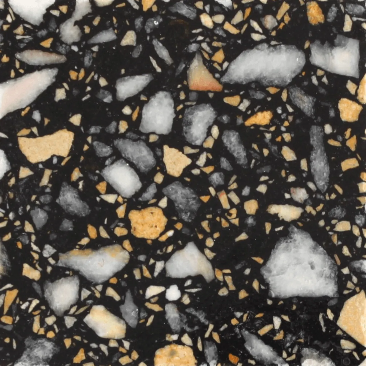 amostra de terrazzo veneziano com base epóxi na cor preto e inertes mármore branco e amarelo / venetian terrazzo sample in epoxy base with black color and marble stones.
