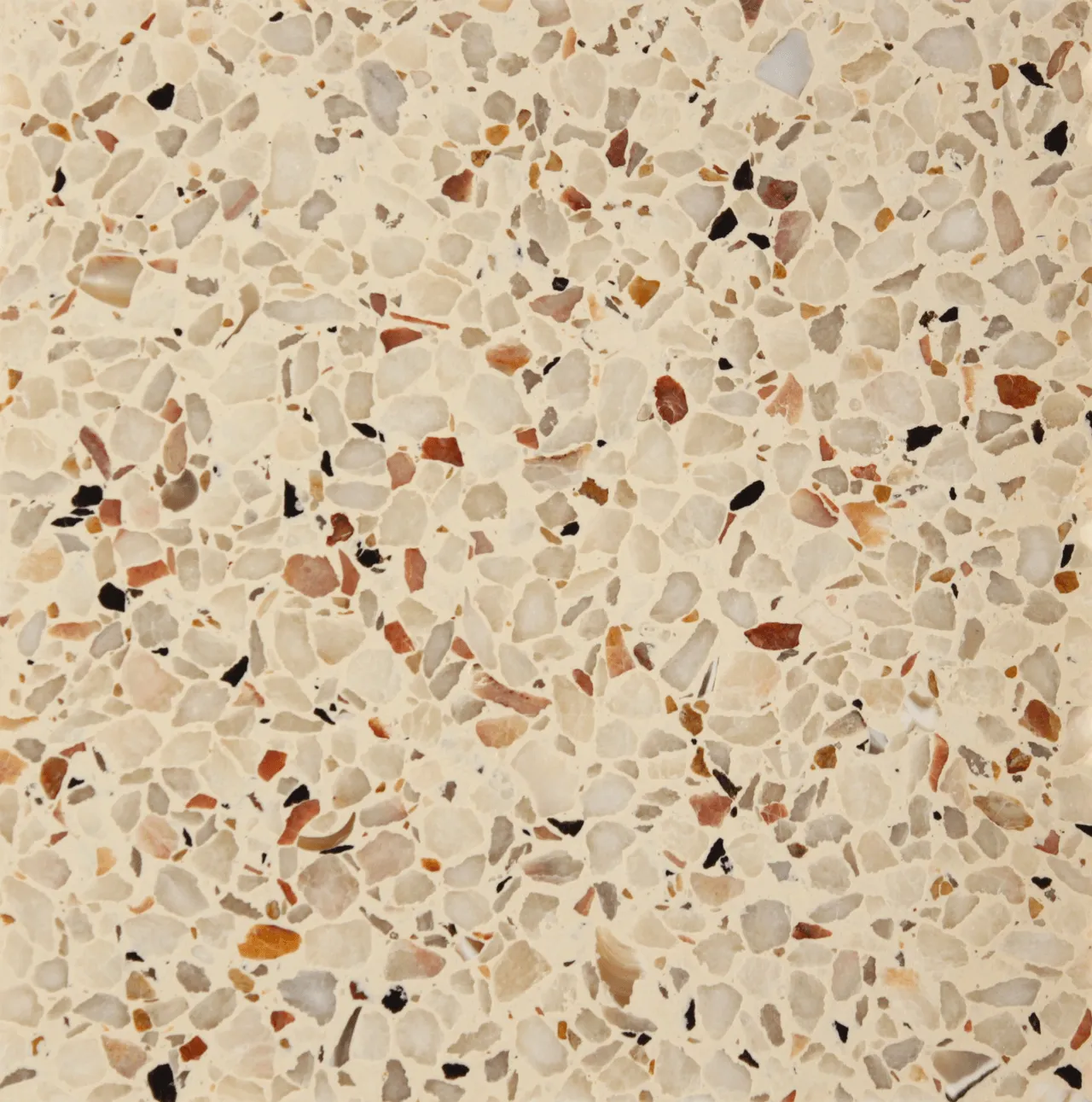 terrazzo standard em resina epóxi na cor creme e com agregados nacionais em mármore e lioz / standard epoxy resin terrazzo in cream colors with marble and lioz national stones. 
