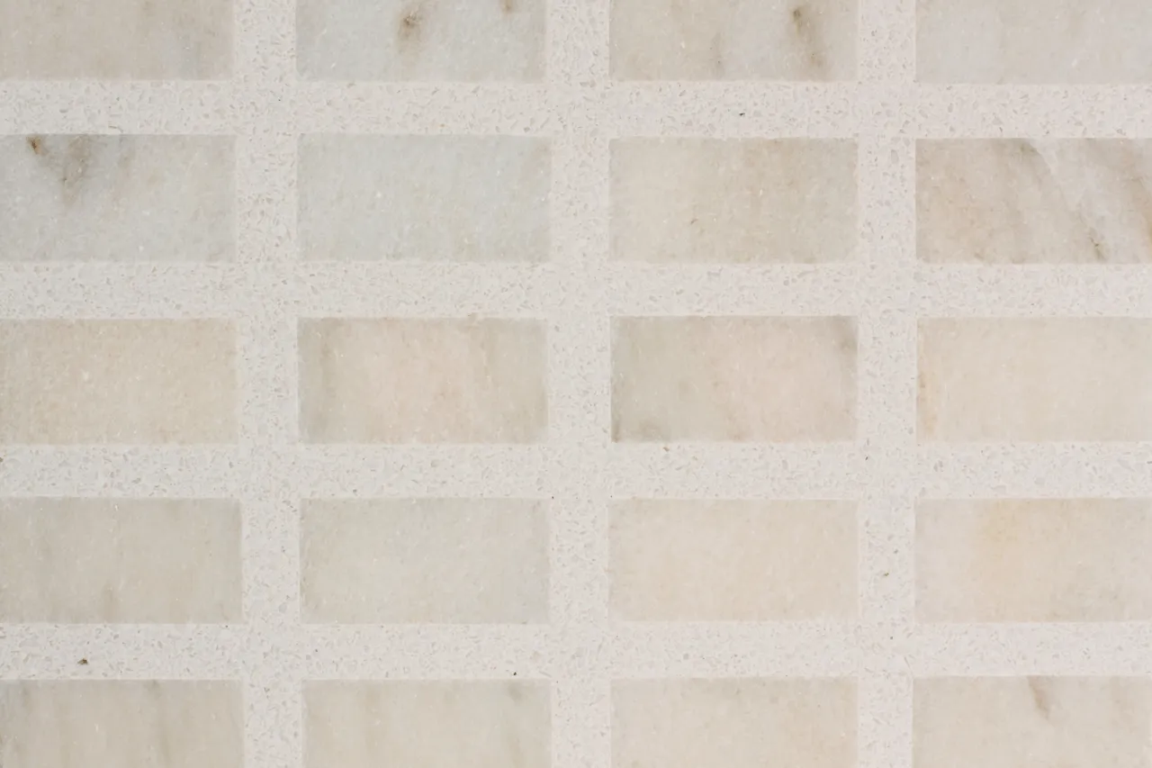 terrazzo palladiano composto por lajetas de pedra natural a formar um padrão regular e preenchido com micro terrazzo branco / palladian terrazzo composed of natural slab stones forming a regular pattern, filled with white micro terrazzo.
