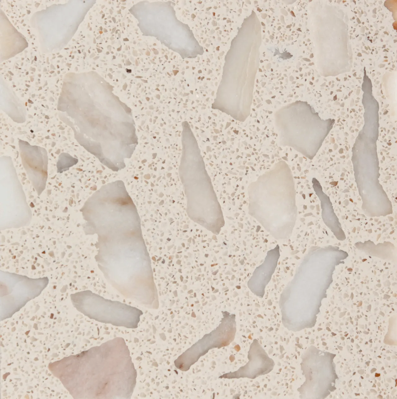 terrazzo em resina epóxi para interiores, com base branca e agregados grandes na cor branco / epoxy resin terrazzo for indoor use, with white base and stones.
