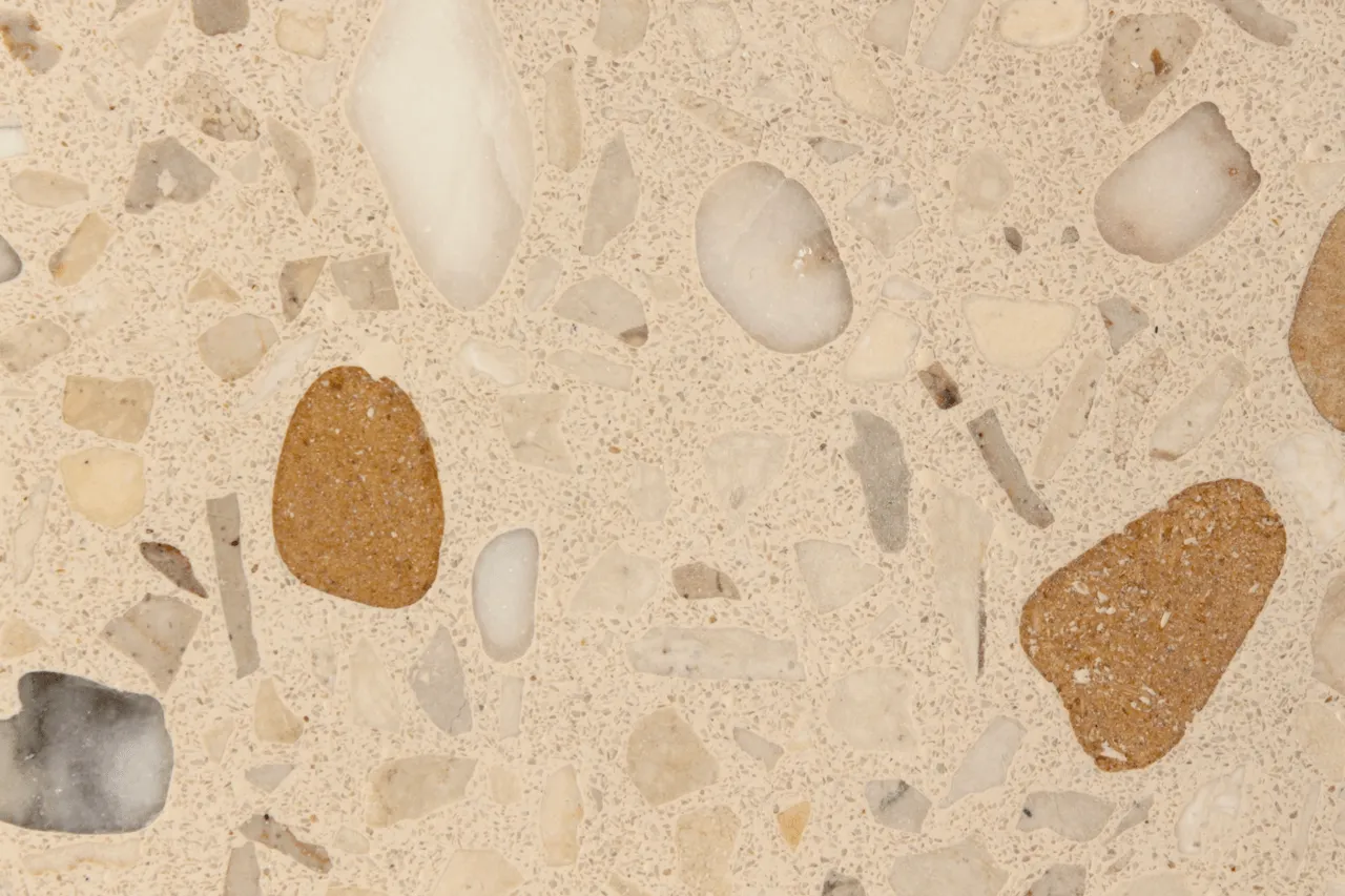 terrazzo com base em micro grão e agregados de tamanho grande de formato especial / terrazzo with micro stones in the base and bigger stones with special formats.
