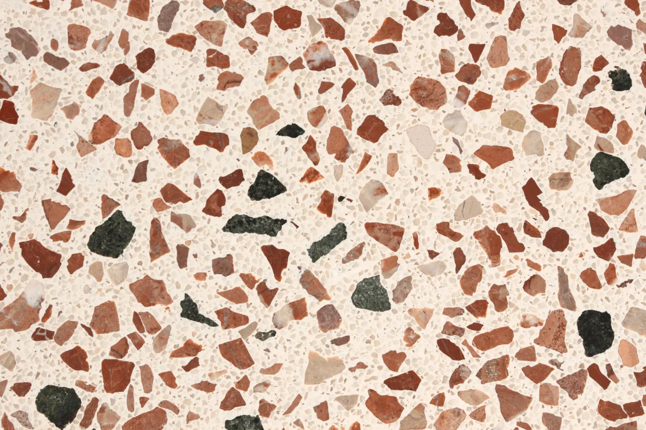 terrazzo veneziano com resina epóxi e mistura de agregados castanhos e verdes / venetian terrazzo epoxy with mix of stone in brown and green.
