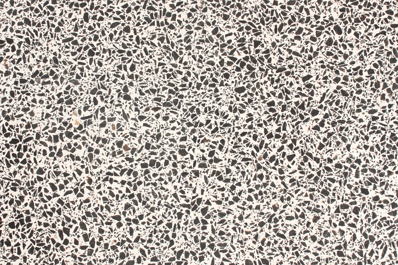 terrazzo standard com resina epoxy no estilo clássico, em preto e branco / standard epoxy terrazzo sample in a classic style, with black and white colors.
