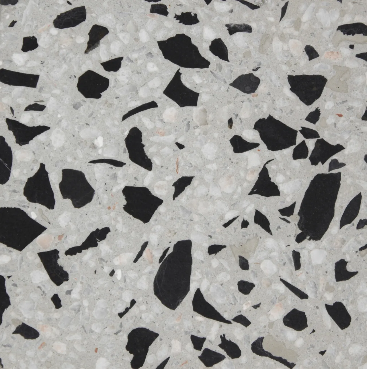marmorite de base em cimento, com acabamento mate, nas cores cinza, preto e branco / terrazzo in cement base, matte finish, with neutral colors such grey, black and white.
