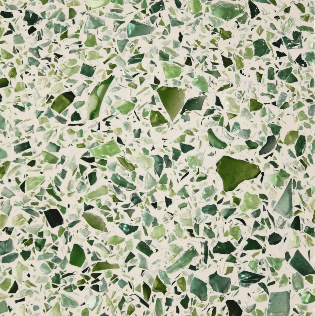 terrazzo com vidro e espelho reciclado em vários tons de verde / terrazzo with recycled glass and mirror stones, in various tones of green.
