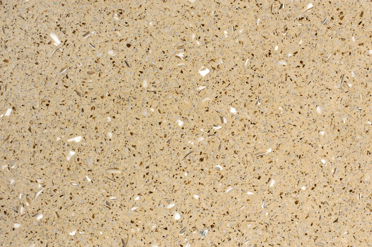 terrazzo com conchas e madre-pérola, em tons naturais / natural look terrazzo with shells and mother-of-pearl chips.
