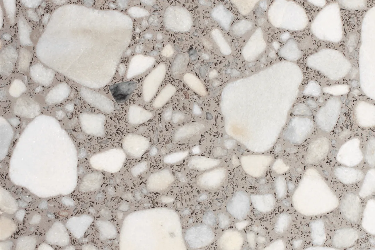 terrazzo com seixo e pedra arredondada em tamanho grande / terrazzo with pebbles and riverstone in a big size and format.