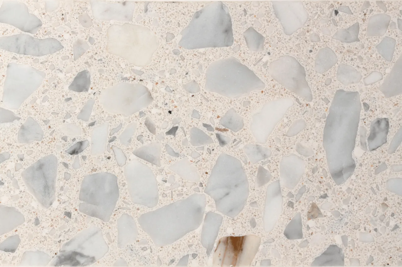 marmorite terrazzo de base em cimento natural com pigmentos orgânicos e pedra reciclada / natural cement base terrazzo with organic pigments and recycled stones.