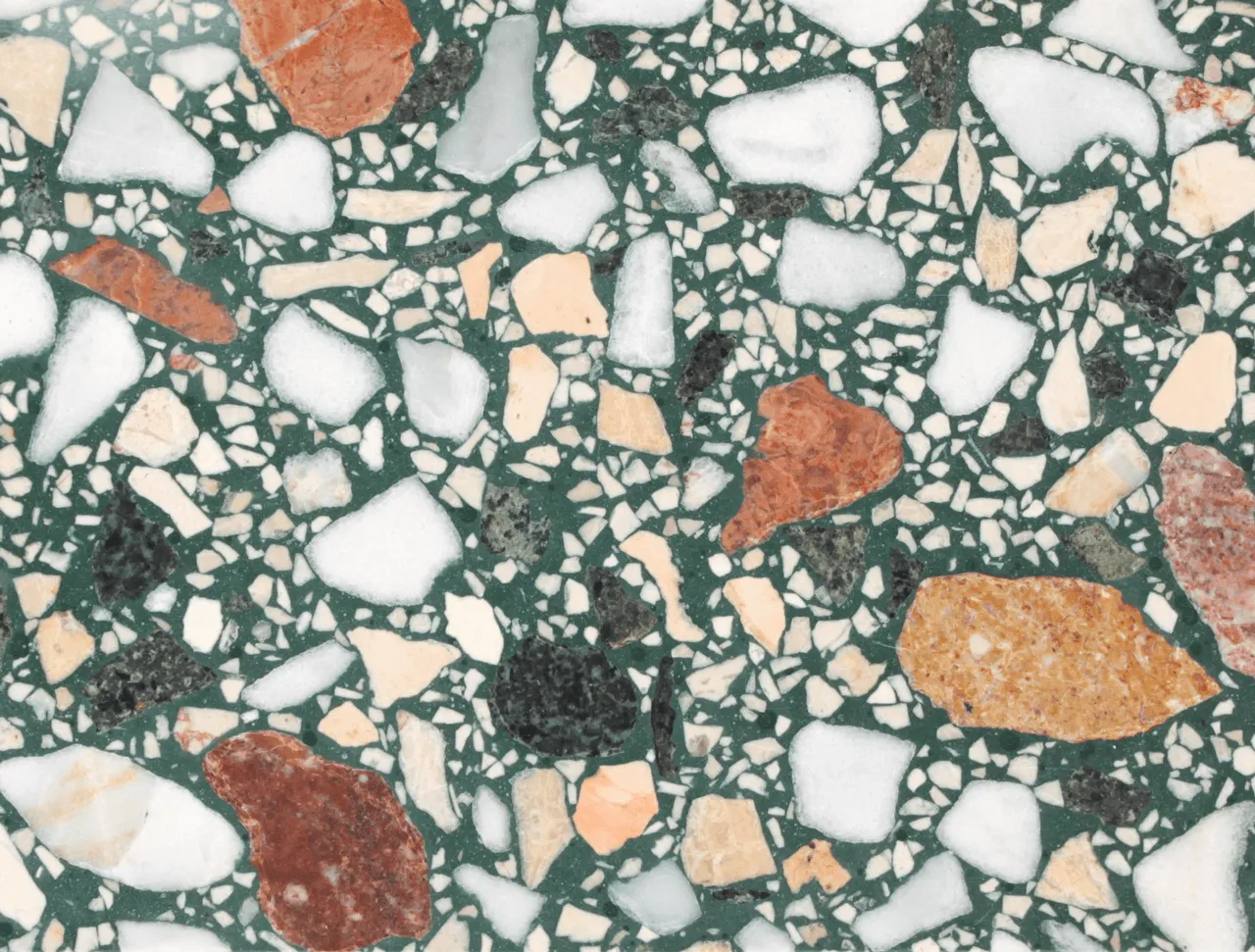 terrazzo veneziano, no estilo tradicional italiano, com inertes de granulometria média e mistura de várias cores e formatos / venetian terrazzo, in the traditional italian style, with médium grain aggregated and a mixture of various colors and shapes.