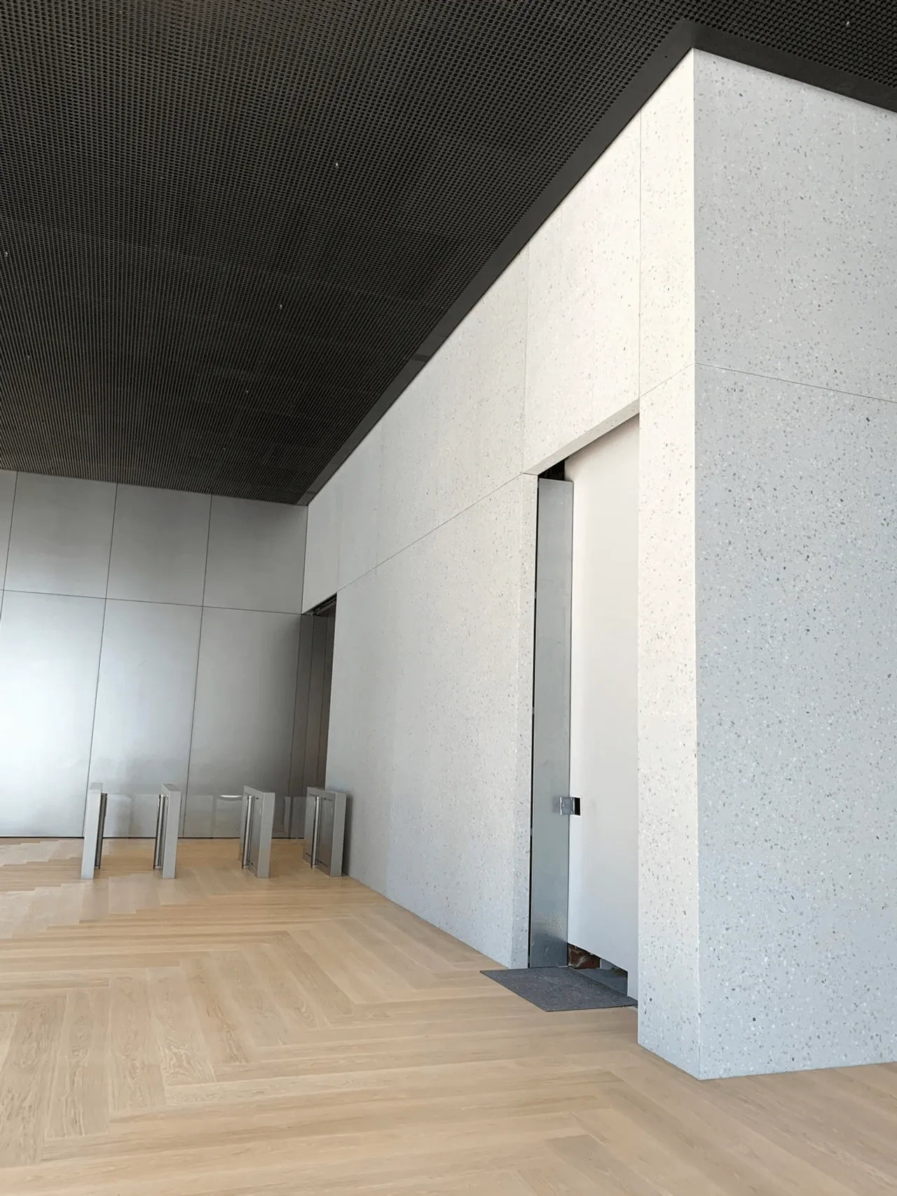 projecto do edifício de escritórios Omniturm, na Alemanha, com revestimento das paredes em placas pré-fabricadas de terrazzo com base em cimento aditivado na cor cinzento e branco / Omniturm office building project, in Germany, with pre-cast special cement terrazzo wall cladding in grey and white colors.