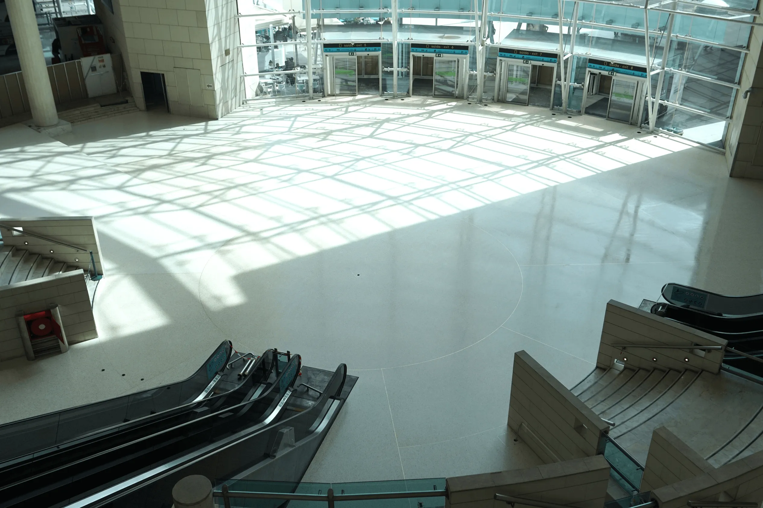 projecto de renovação da Openbook Architecture com revestimento de paredes e pavimento no Aeroporto Humberto Delgado em Lisboa, 2023 / renovation project by Openbook Architecture of Aeroporto Humberto Delgado in Lisbon, 2023, including wall and floor covering.