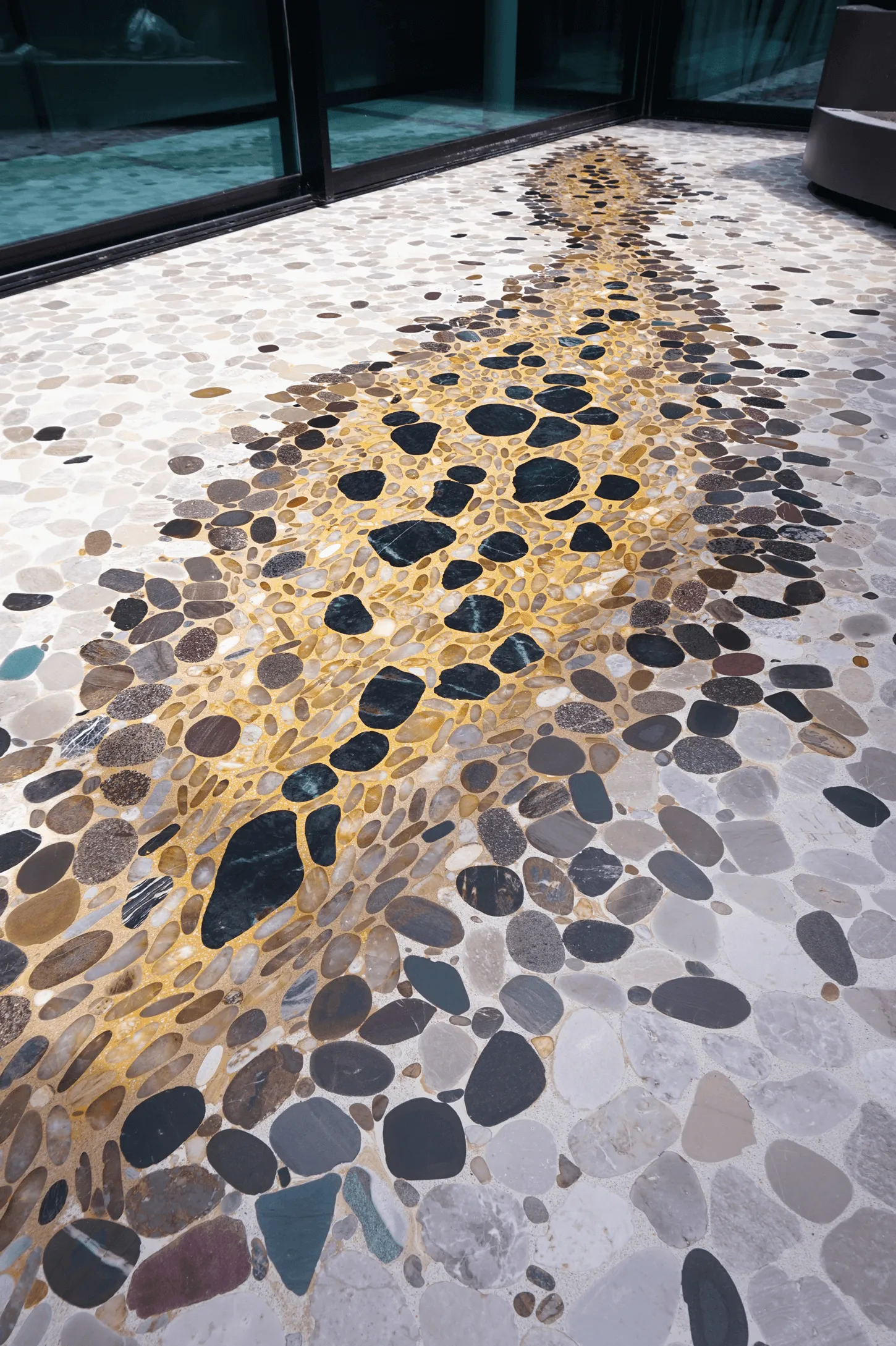 projecto de pátio exterior em habitação privada, com utilização de pedras e seixo de rio, em parceria com o artista Felix Muhrhofer, Portugal / outdoor patio of private housing project, using riverstones and pebbles, in association with the artist Felix Muhrhofer.