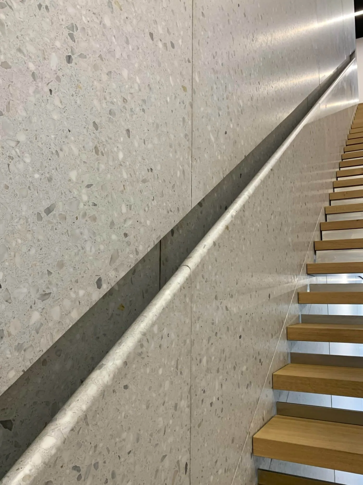 eças pré-fabricadas à medida para revestimento de paredes de escadas em terrazzo veneziano em edifício de escritórios / pre-cast and bespoke elements for stairs wall cladding, in venetian terrazzo for office building. 
