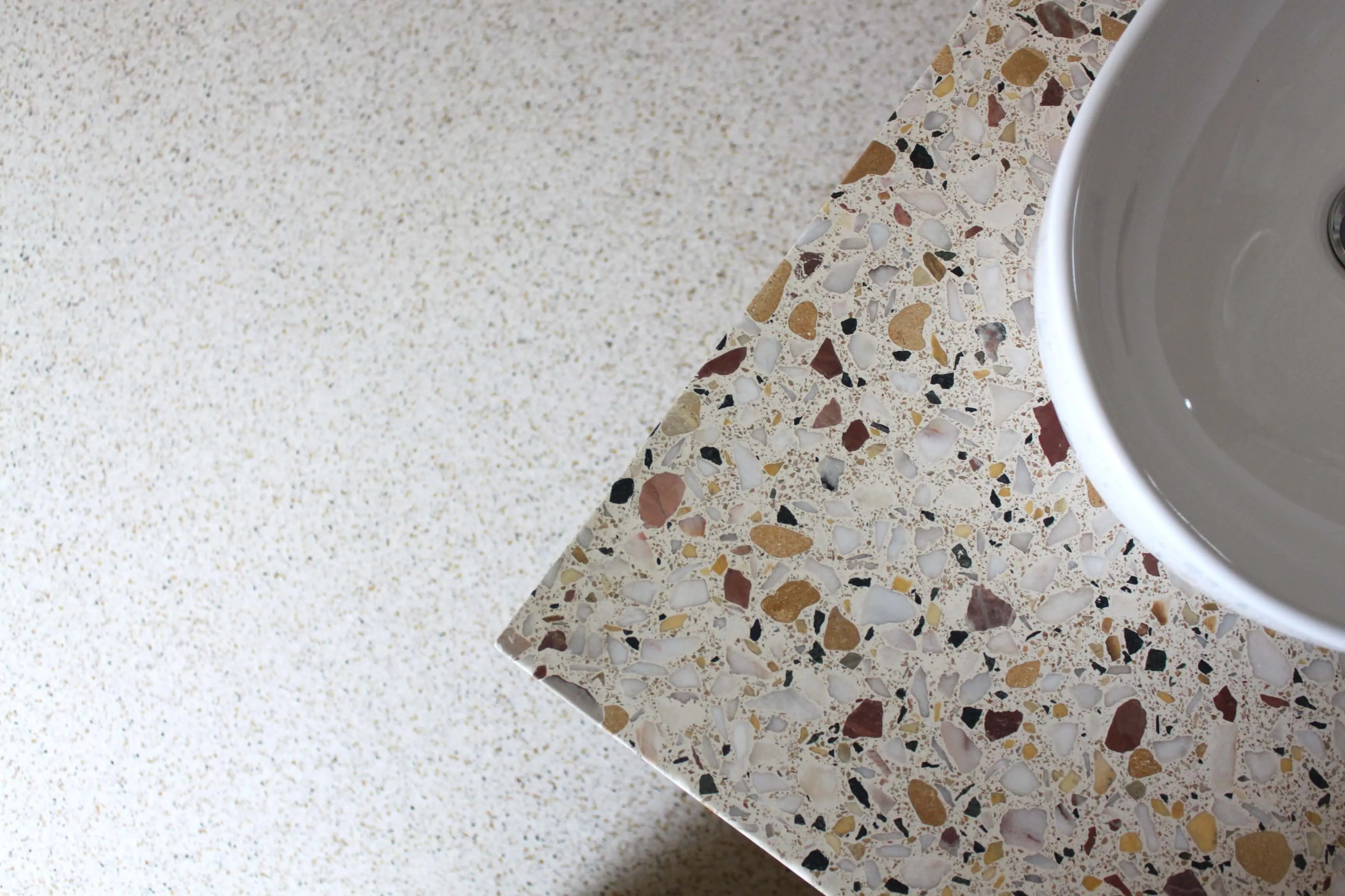 instalação de bancada pré-fabricada com sistema de terrazzo veneziano, com cores quentes e naturais / prefabricated countertop installation with a venetian terrazzo solution, in warm and natural tones.
