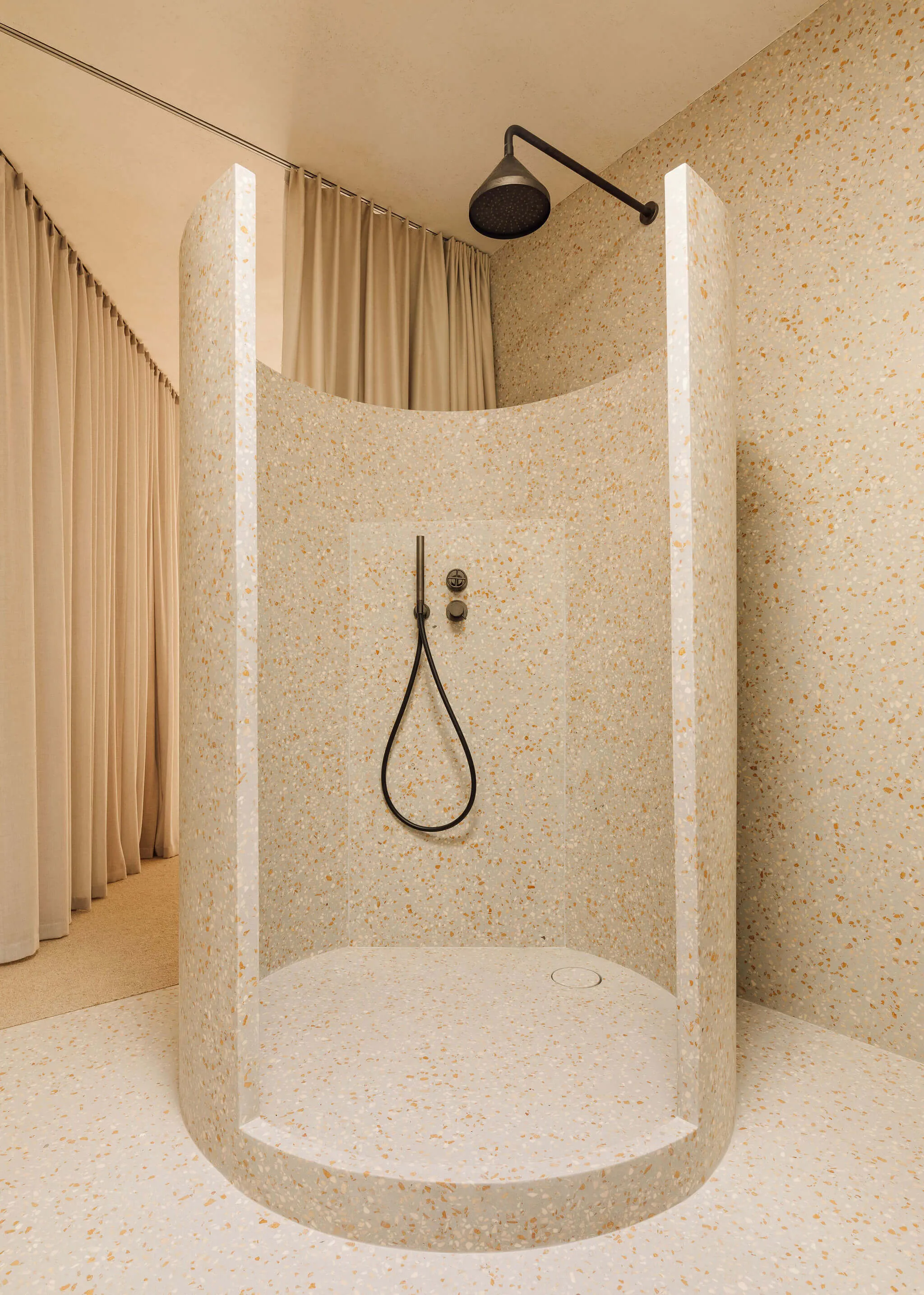 base de duche especial com forma personalizada em terrazzo de base epóxi para habitação particular / bespoke shower tray with special format in terrazzo with epoxy base for particular house.