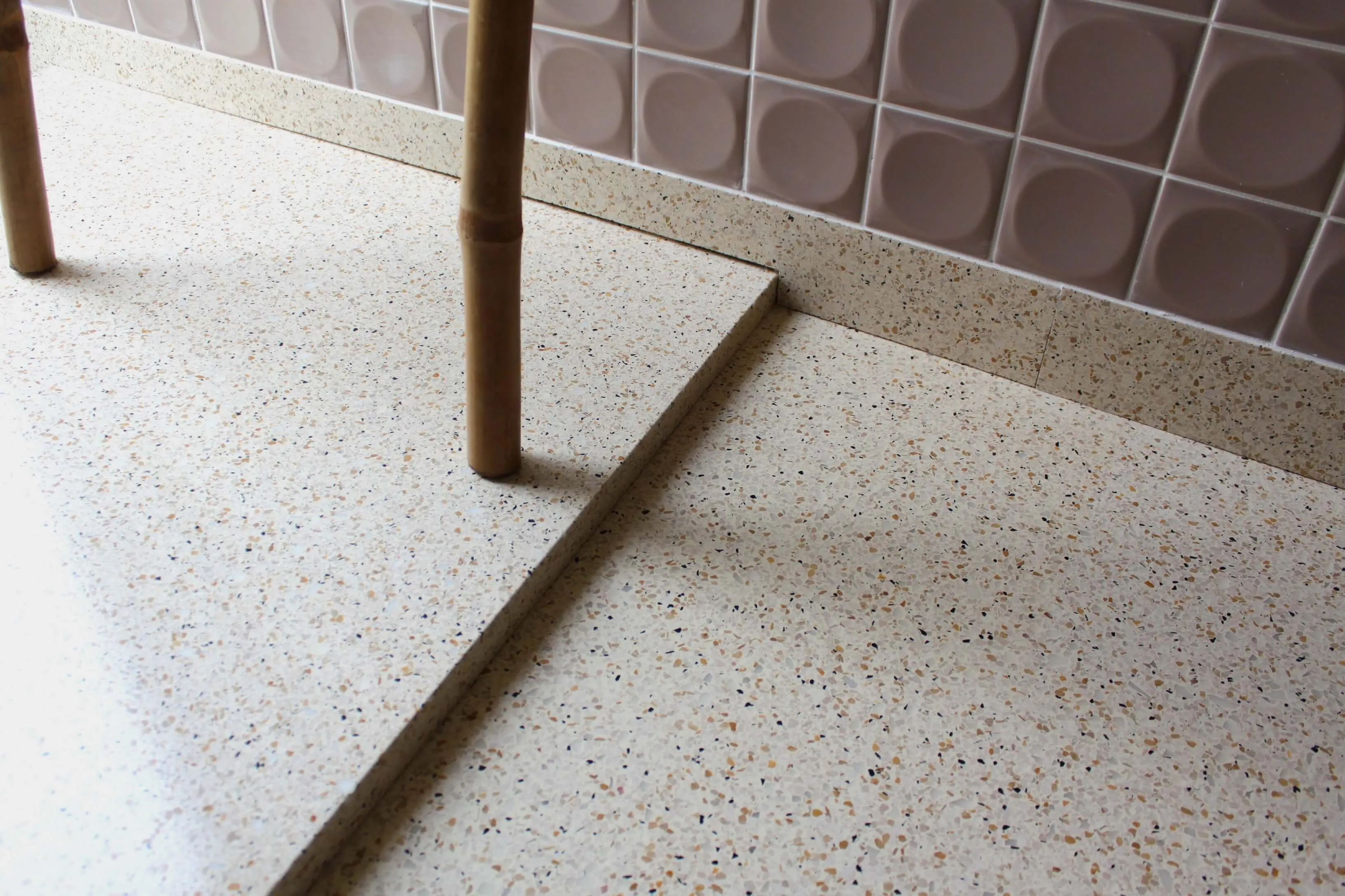 aplicação de pavimento contínuo in-situ e rodapé em casas-de-banho com terrazzo epóxi tradicional / in-situ installation of seamless flooring and skirting in a bathroom with traditional terrazzo.
