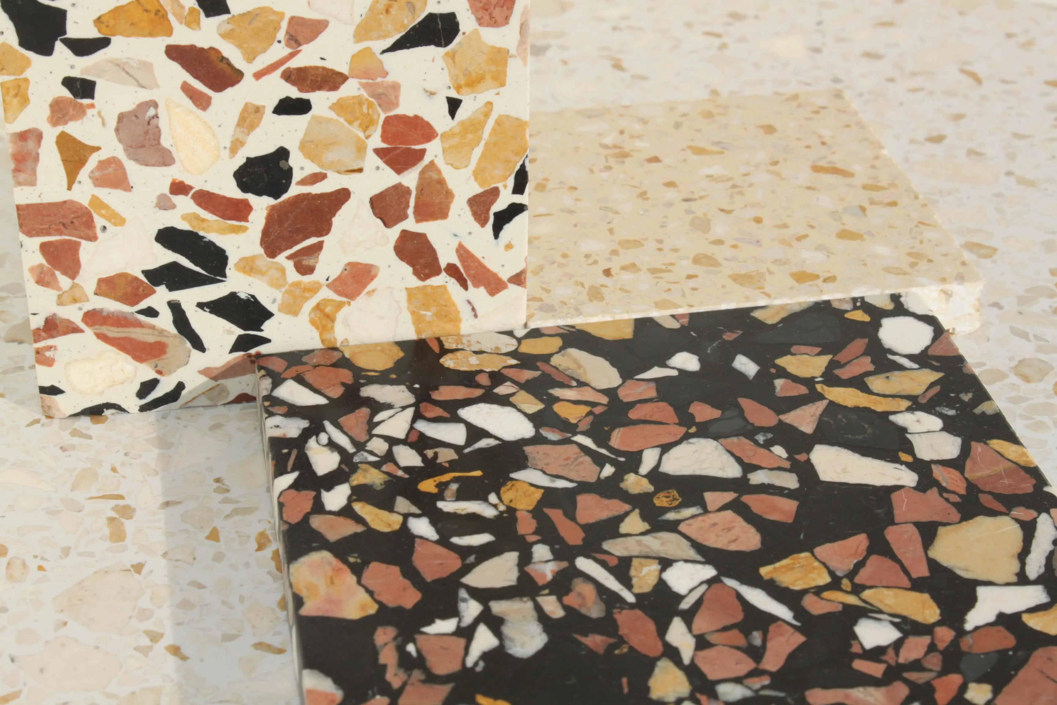exemplos de amostras em marmorite terrazzo veneziano, com acabamento amaciado / examples of marmorite venetian terrazzo with honed finish.
