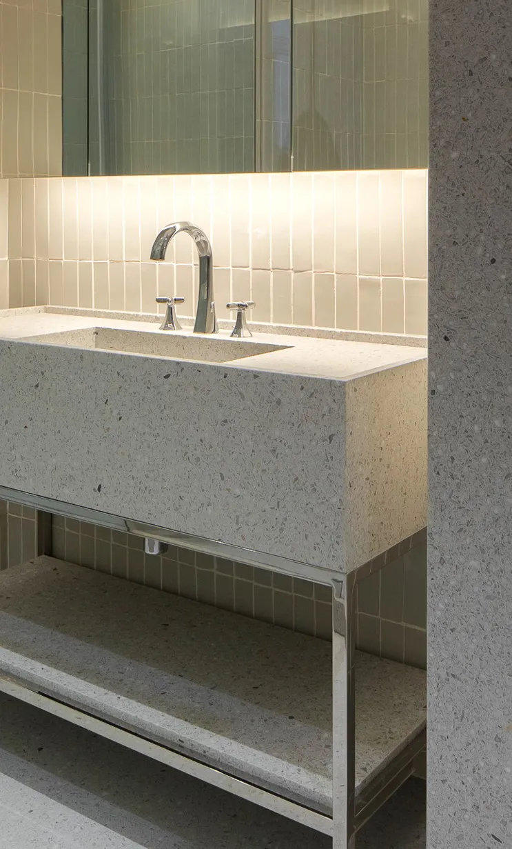 bancadas, pias e tampos em peças pré-fabricadas de marmorite terrazzo natural / countertops and sinks in pre-cast pieces of terrazzo with natural colors.
