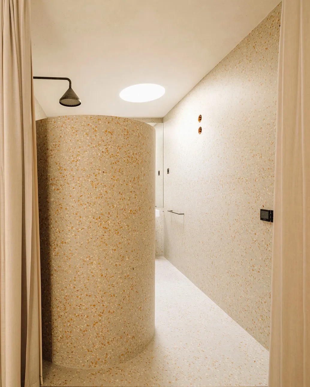 revestimento integral de casa-de-banho em terrazzo epóxi, incluindo o pavimento, paredes e base de duche, projecto da Bak Gordon Arquitectos / full bathroom cladding with terrazzo epoxy, including floors, walls and shower base, Bak Gordon Arquitectos project.
