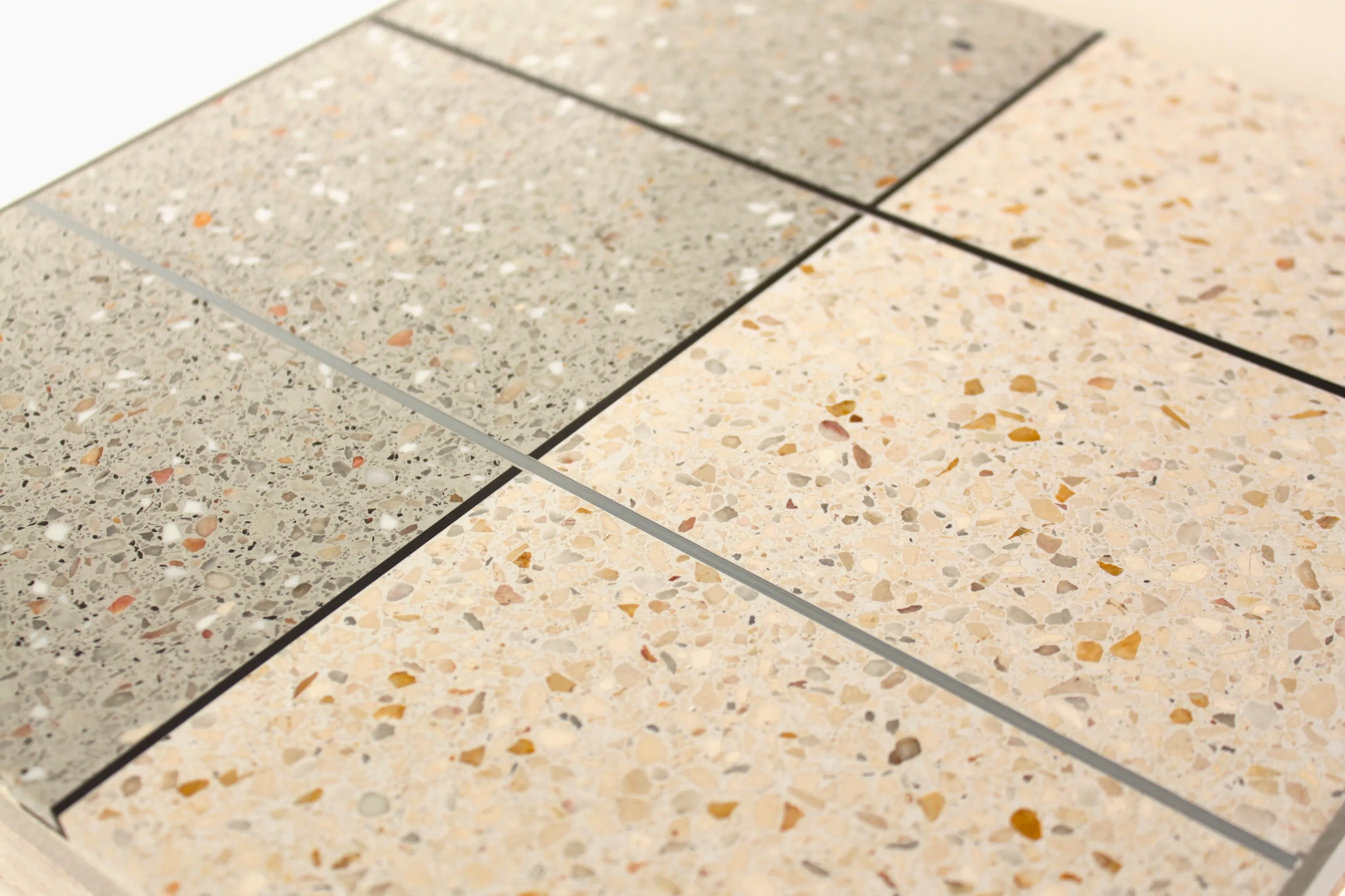 juntas de trabalho em PVC para pavimento contínuo em terrazzo / PVC technical joints placed in a continuous terrazzo flooring.