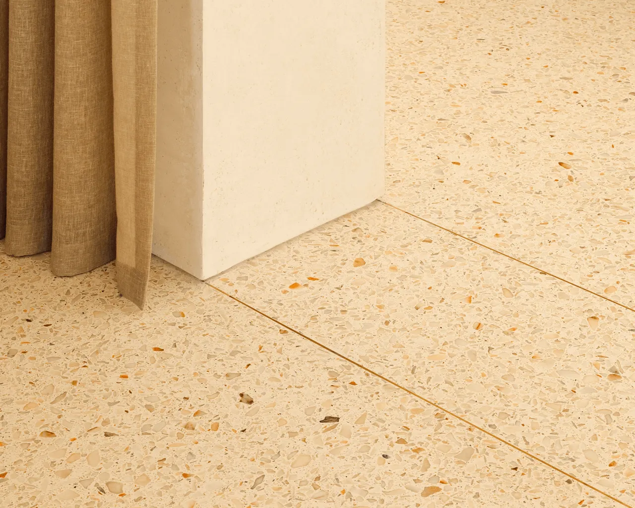 terrazzo aplicado em pavimento arquitetónico na reabilitação de uma habitação com utilização de juntas em latão / installation of architectural flooring in the rehabilitation of a house using brass joints.