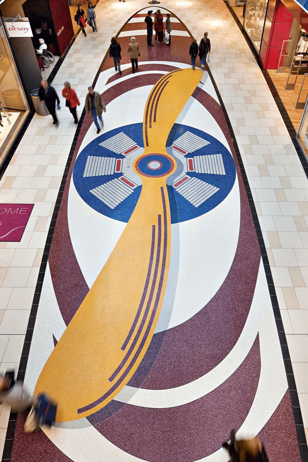 Revestimento em terrazzo em superfície comercial com desenho personalizado com diferentes formas e cores. / terrazzo floor on a commercial área with a cutom design with diferente shapes and colors.

