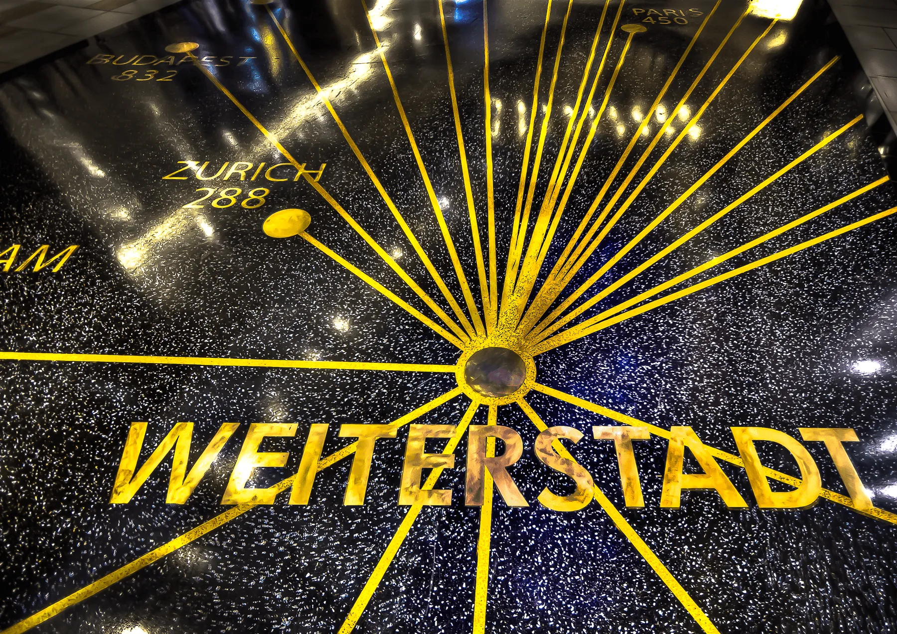 pavimento terrazzo epoxy em centro comercial com inserção de padrão e palavras em perfil de latão com diversas espessuras. / epoxy terrazzo flooring in a shopping center with patterns and words inserts with brass profiles in various thicknesses. 
