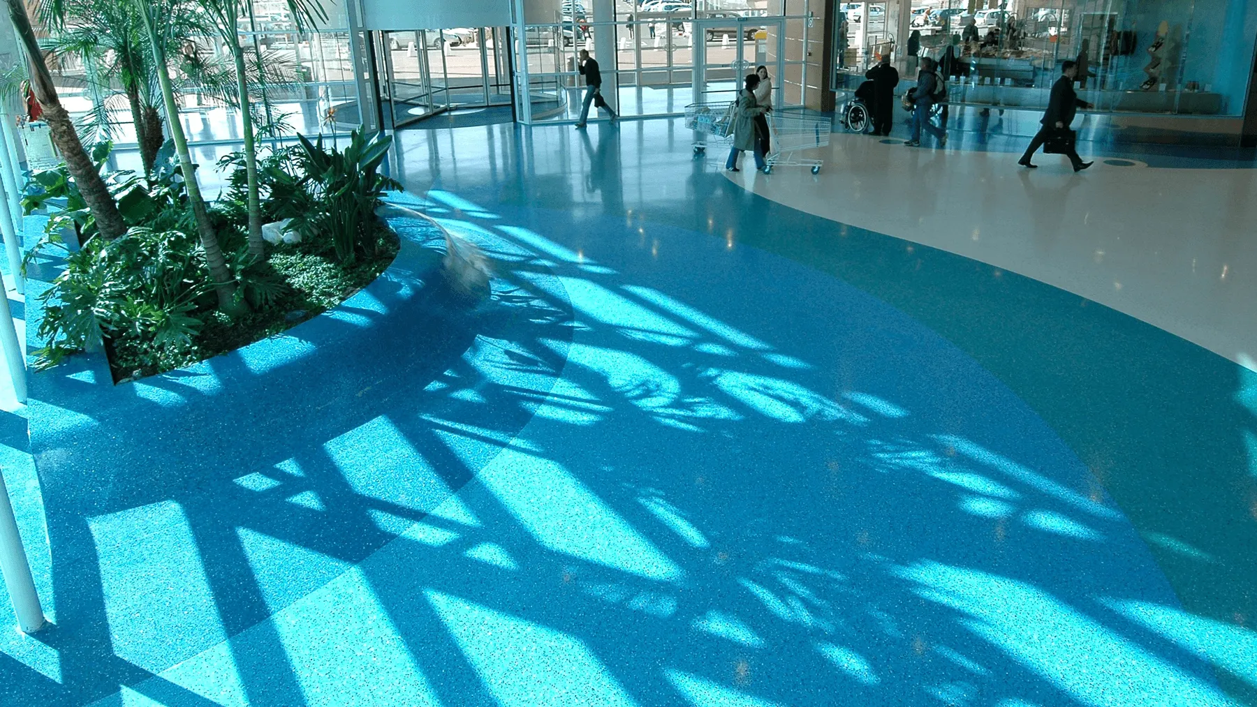 revestimento de pavimentos com o sistema terrazzo  epoxy em amplas áreas contínuas para uma fácil manutenção. / floor coating with terrazzo epoxy system on large continuous áreas for an easy maintenance.
